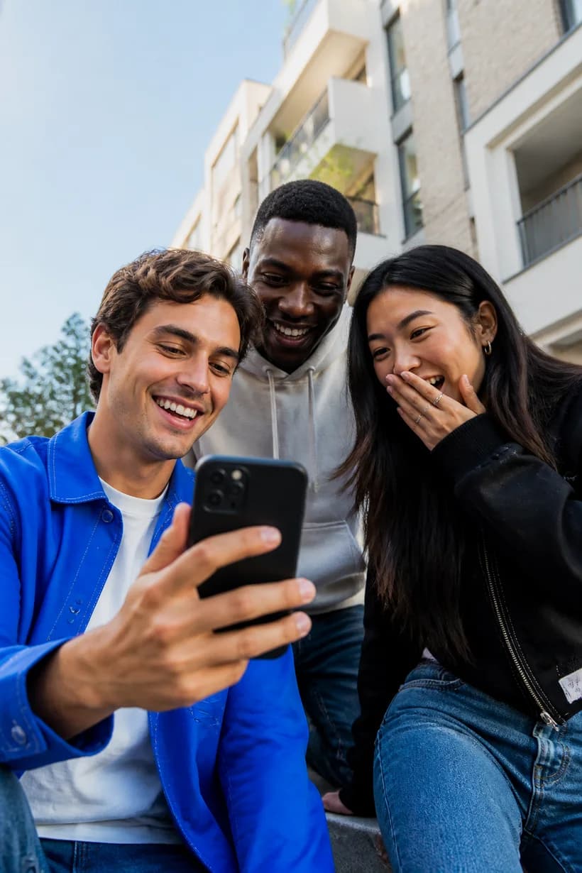 Trois amis découvrent ensemble une offre de reprise sur un téléphone