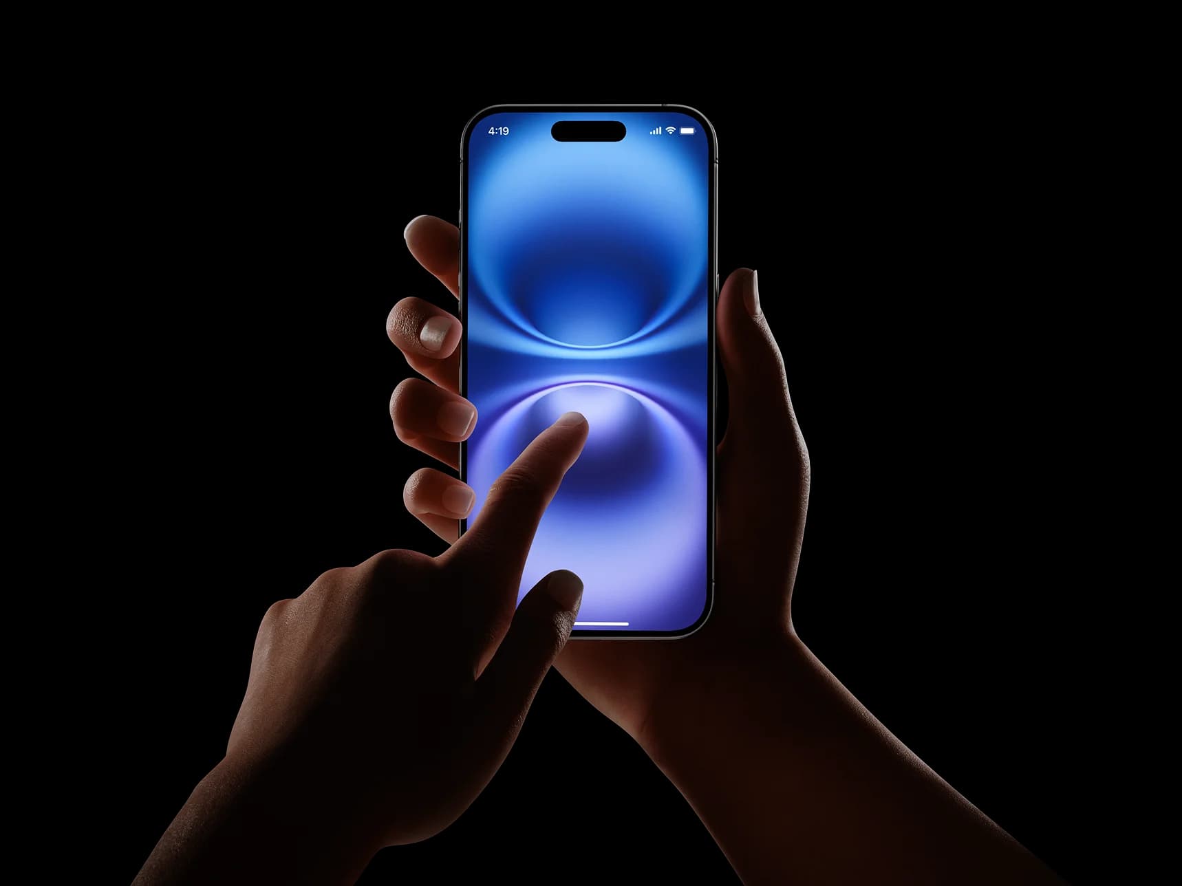 Des mains utilisent un iPhone pour estimer un appareil